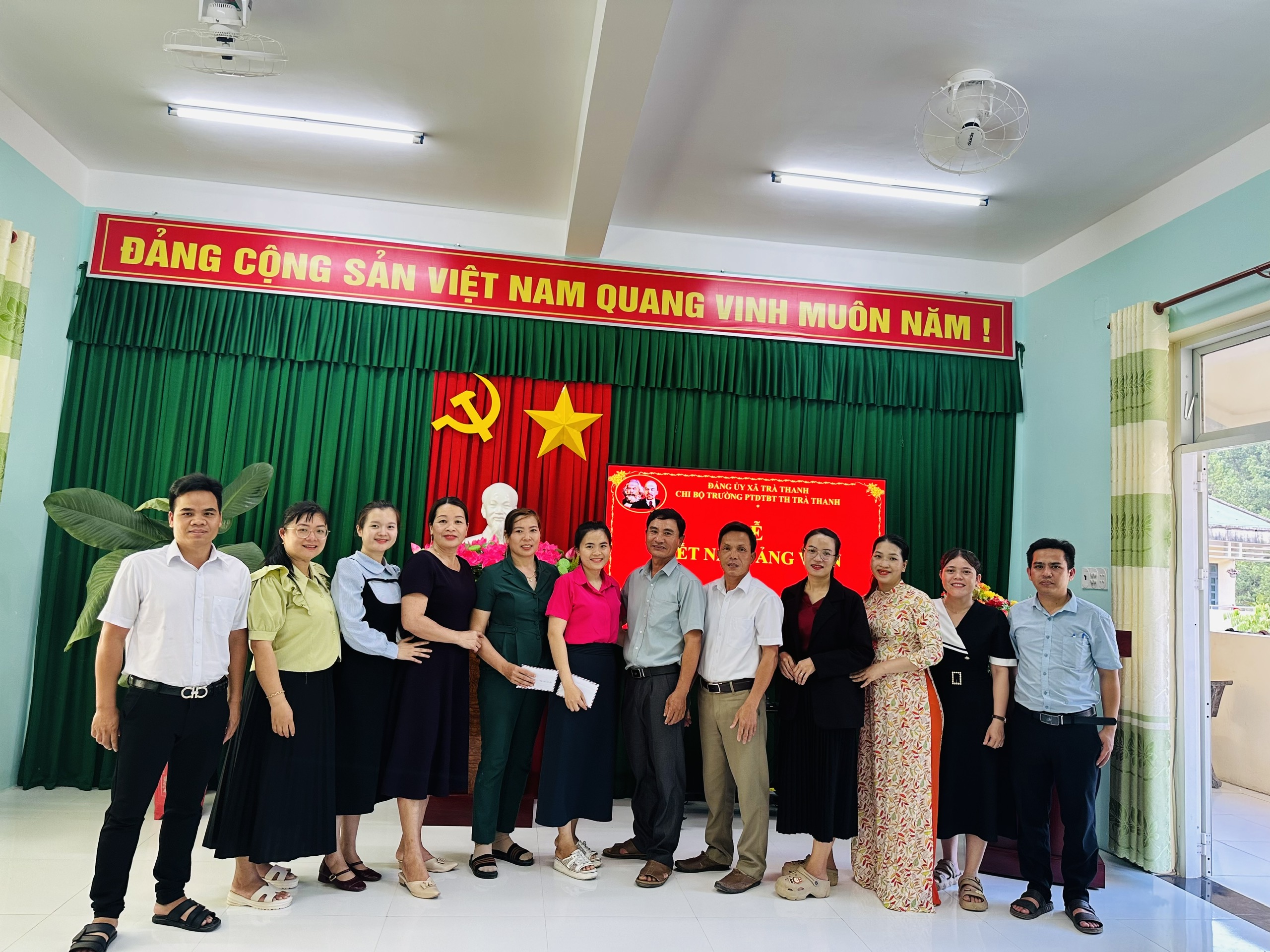 LỄ KẾT NẠP ĐẢNG VIÊN NĂM HỌC 2024 -2025